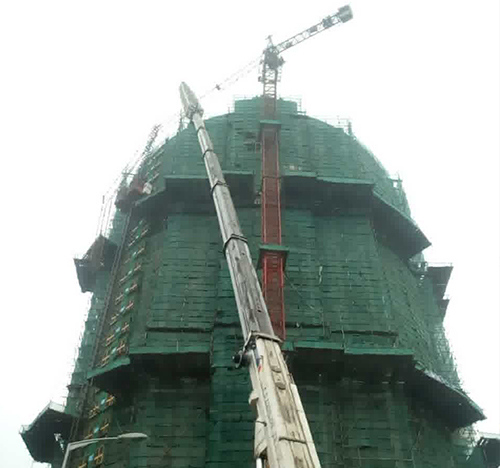 闽清吊车在工地上作业